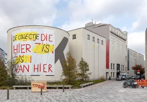 Антверпенский музей современного искусства обвиняет правительство в незаконном роспуске