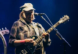 Нил Янг публично обрушился на Трампа после убийства поэтессы в Миннесоте