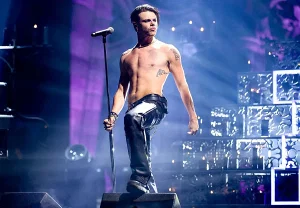 Yungblud устроил хаос в Сиднее: толпы, полиция и голый перформанс на яхте