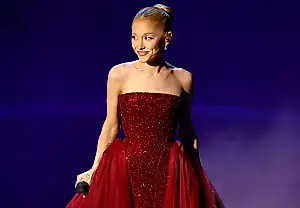 Ариана Гранде обещает спеть поклонникам в 2025 году