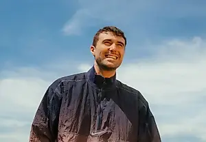 Fred again.. добавил Hanumankind в «Victory Lap Three»