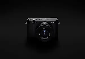 Sony снова не отпускает компактность: RX1R III без поворотного экрана