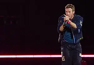 Скандал на концерте Coldplay: измена, мемы и массовая слежка