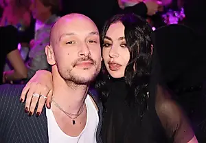 Charli XCX и барабанщик The 1975 поженились в Лондоне