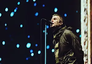 Финальный концерт Oasis: раздают футболки и отправляют толпу в прямой эфир