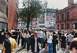 Oasis запрещают фанатам собираться у Wembley без билетов