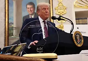 Apple вручила Трампу статуэтку из золота и стекла