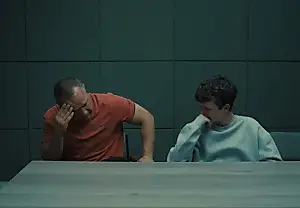 Слезы на диване: тройка сериалов, заставивших плакать в 2025 году
