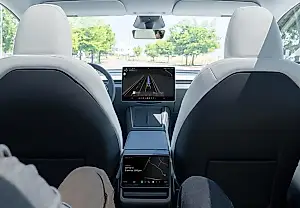 Кажется, у Tesla с роботакси проблемы: первые поездки уже полные фиаско!