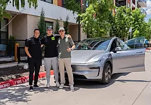 Tesla продемонстрировала свою первую полностью автономную доставку. Или как обеспечить себе дежурное радостное лицо