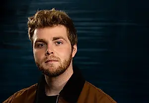 Песня Алекса Уоррена «Ordinary» продолжает безумный марафон на Billboard