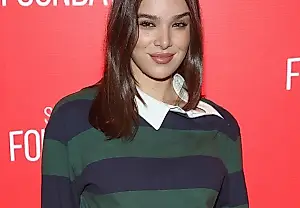 Hailee Steinfeld делает ставку на модные регбийные образы