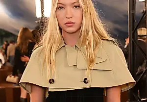 Лила Мосс обрезает классику: новый тренч Burberry на показе в Лондоне