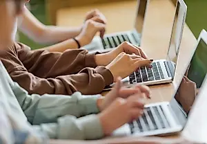 ИИ-агенты вторгаются в школы: урок цифры от Сбера