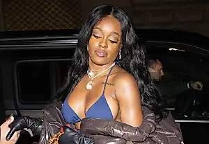 Azealia Banks раскритиковала состав Гластонбери: «Почему The 1975 выше, чем Franz Ferdinand?»