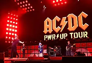 Мировой рекорд: сотни волынщиков сыграли AC/DC