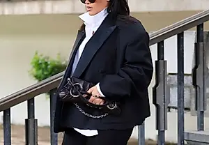 Сумка Gucci вместо канцелярской папки: как Рианна поскандалила в столе ЗАГСа Лос-Анджелеса