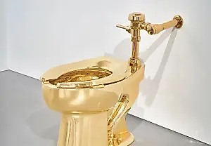 Туалет из золота, Sotheby’s и вечная сатира на искусство: когда унитаз был дороже банана