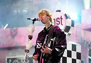 MGK шутит о сексе и F1 на Гран-при Лас-Вегаса