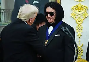 Трамп вручает медали KISS, Сталлоне и Глории Гейнор: шоу в Овальном кабинете