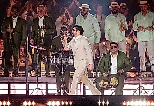 Bad Bunny падает на концерте, но публика не подводит