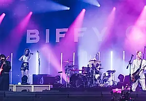 Басист Biffy Clyro покидает тур ради лечения зависимостей