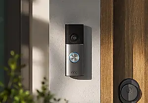 «Умная» дверь по-американски: Alexa+ впустит и выкормит гостей сама