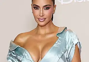Ким Кардашьян отмечает 45-летие в винтажном платье Dior от Гальяно