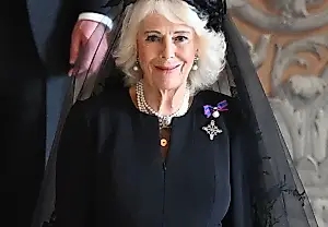 Queen Camilla носит брошь Елизаветы II во время визита к Папе