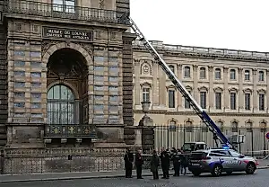 Два подозреваемых сознались в ограблении Лувра