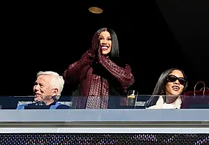 Cardi B подбадривает Диггса на матче Патриотов