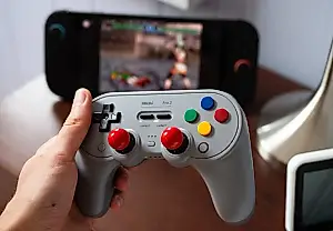 Контроллеры 8BitDo теперь могут будить Switch 2 встряской
