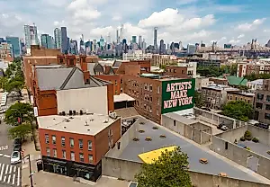 Посетительница подала в суд на MoMA PS1 после сотрясения мозга