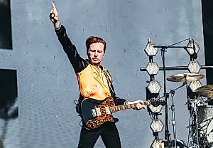 Franz Ferdinand contra Amyl & The Sniffers: batalla de versiones y sinceridad