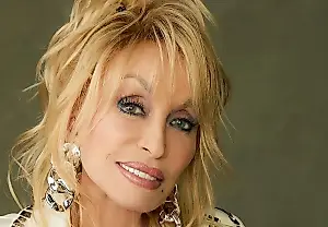 Dolly Parton cumple 80 años entre cirugía estética e ironía