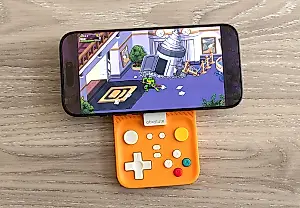 Un mando dudoso para iPhone: arriesga tu móvil por los juegos retro