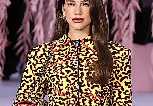 Dua Lipa apuesta por un look de fuego en el desfile de alta costura de Chanel