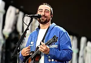 Noah Kahan publica el álbum Great Divide