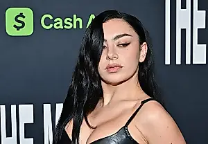 Charli XCX y Bond