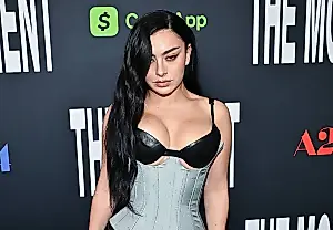 Charli XCX y Bond