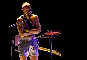 Bieber, casi desnudo, sorprende en los Grammy