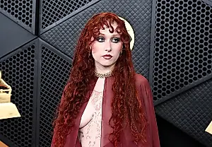 Cómo sujetaron el falso piercing de Chappell Roan en los Grammy