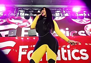 Cardi B presume de Bad Bunny antes de la Super Bowl