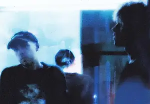 Un rave oscuro entre amigos