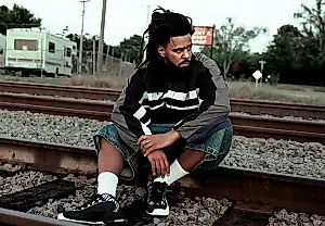 J. Cole y su «caída»: el rapero bate récords, pero no sorprende a nadie