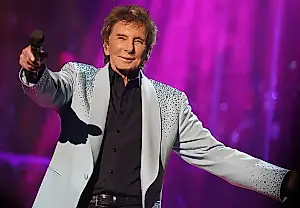 Barry Manilow vuelve a aplazar sus conciertos