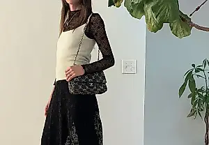 Vestidos sobre pantalones: el regreso de los 2000