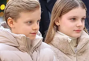 Королевские джинсы вместо Диора: Монакская принцесса и брат выбрали повседневные образы для рождественской елки