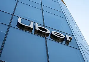 Uber пустил за руль бывших преступников: расследование NYT