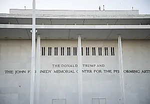 Скандал в Kennedy Center: артисты массово отменяют концерты из-за имени Трампа